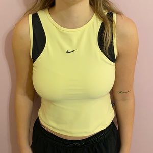 Women’s Nike Sportsbra / Croptop Athletic Wear